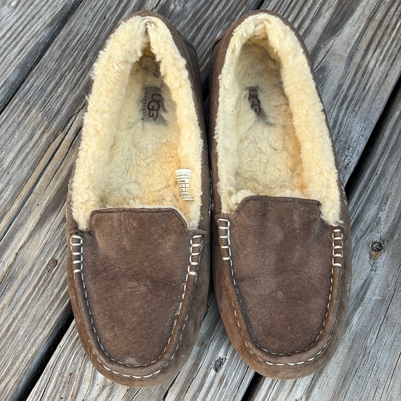 Women’s UGG Slippers - Picture 1 of 2